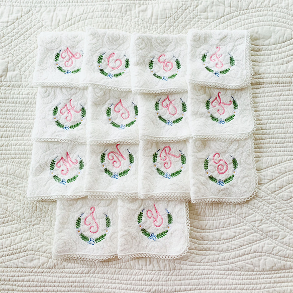 イニシャル刺繍　お花リース刺繍　ハンカチ　プレゼント 5枚目の画像