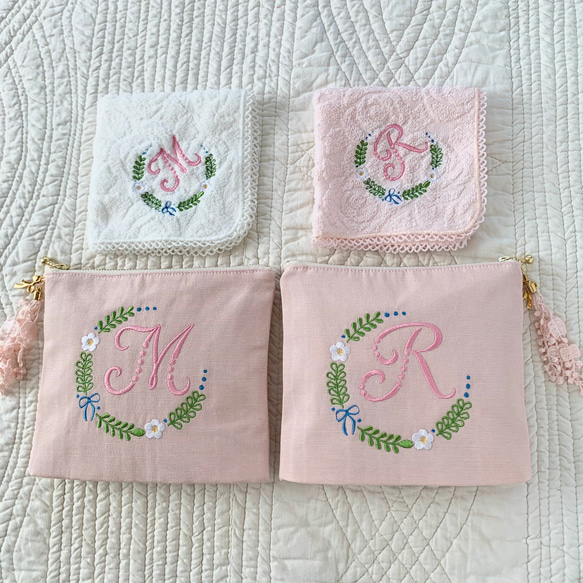 イニシャル刺繍　お花リース刺繍　ハンカチ　プレゼント 8枚目の画像