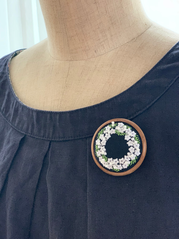 　オリジナルリース刺繍＆ビーズ刺繍ブローチ　かすみ草・ミモザ 4枚目の画像