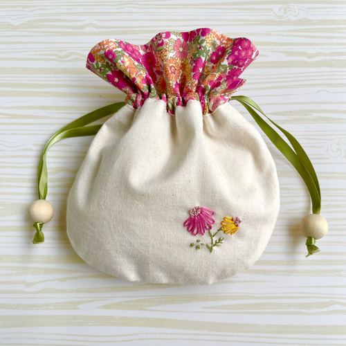 239.春〜巾着袋　立体刺繍 春色 手刺繍デイジーの刺繍の丸巾着 巾着袋 mulberry-y 通販 11423676