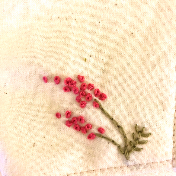 野の花の手刺繍のナチュラルな立体マスク(濃いピンク) 3枚目の画像