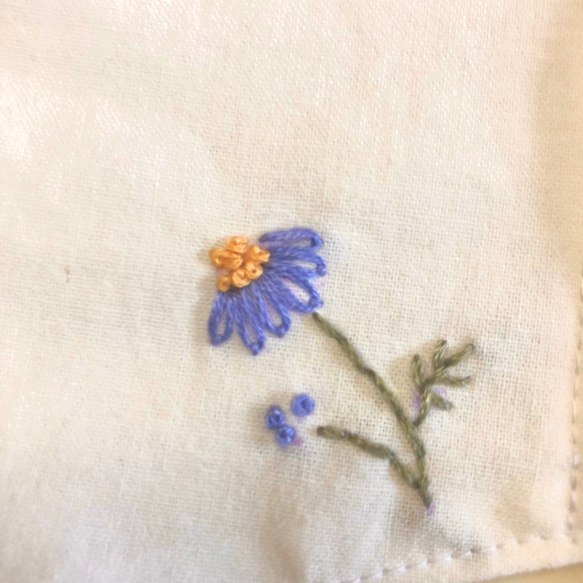 デイジーの刺繍の大人可愛い立体マスク(ブルー系) 3枚目の画像