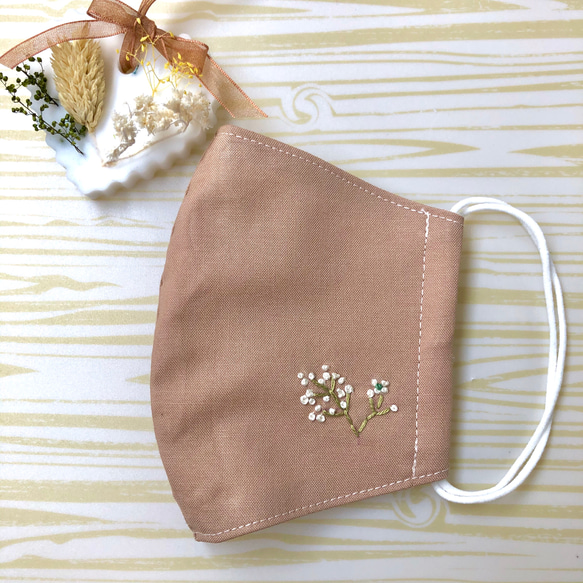 手刺繍♡かすみ草の刺繍のナチュラルなマスク(カフェオレ色) 1枚目の画像