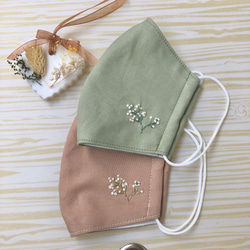 手刺繍♡かすみ草の刺繍のナチュラルなマスク(カフェオレ色) 3枚目の画像