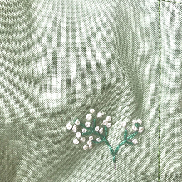 かすみ草の刺繍のナチュラルなマスク(グリーンティー) 3枚目の画像