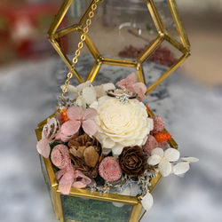古いリングボックスの結婚花嫁としての幸せのピンクのゆりかごは、結婚バレンタインデーの記念日永遠の花を提案します 3枚目の画像