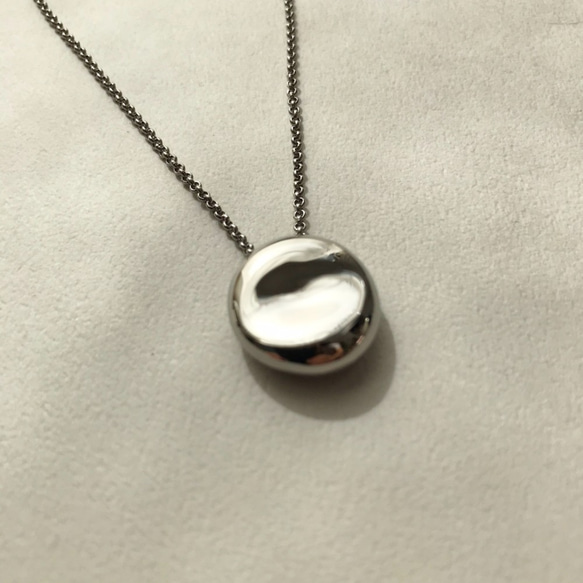 白玉のようにぷるんとしたモチーフネックレス~shiratama stainless necklace~（受注制作） 3枚目の画像