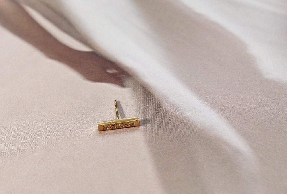 ミニマルなバーピアスL ~K18×diamond（single）~