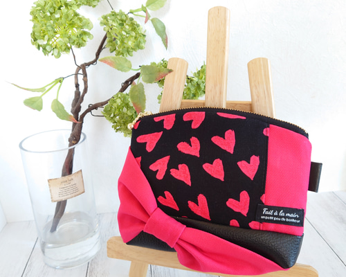 大人可愛い♡落書きタッチハート柄♡黒×ピンク♡斜めりぼんポーチ