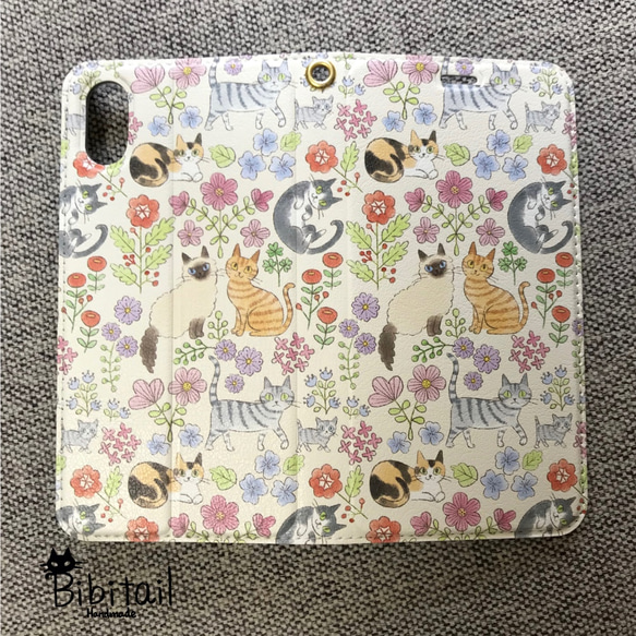 【iPhone全機種対応】【送料込み】猫×花柄 ナチュラル小花 帯なし手帳型スマホケース（スタンド機能あり） 2枚目の画像