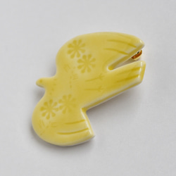 陶製ブローチ 黄色い鳥 3枚目の画像