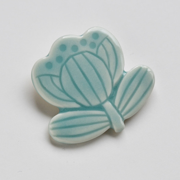 陶製ブローチ 水色のお花 1枚目の画像