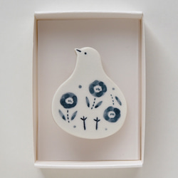 陶製ブローチ お花畑の鳥 3枚目の画像