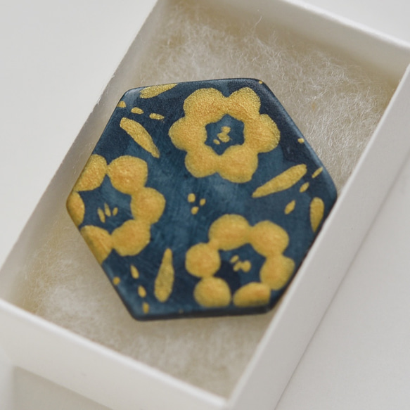 陶製帯留め 六角形・花模様 金彩（紺色） 1枚目の画像