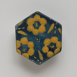 陶製帯留め 六角形・花模様 金彩（紺色） 3枚目の画像