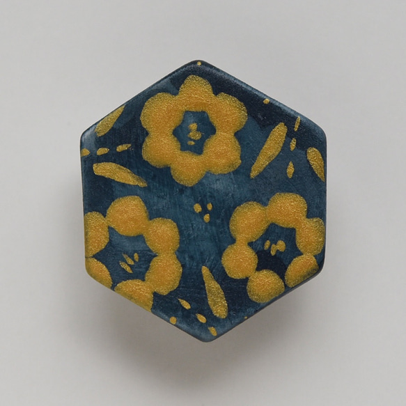 陶製帯留め 六角形・花模様 金彩（紺色） 3枚目の画像