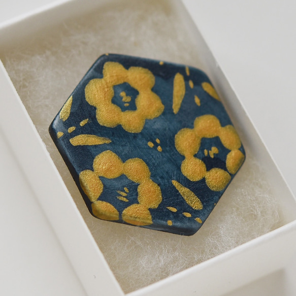 陶製帯留め 六角形・花模様 金彩（紺色） 5枚目の画像