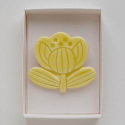 陶製ブローチ 黄色のお花 1枚目の画像