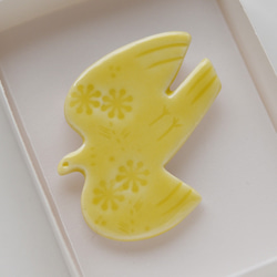 陶製ブローチ 黄色の鳥（お花模様） 3枚目の画像