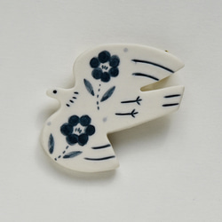 陶製ブローチ お花模様の鳥 4枚目の画像