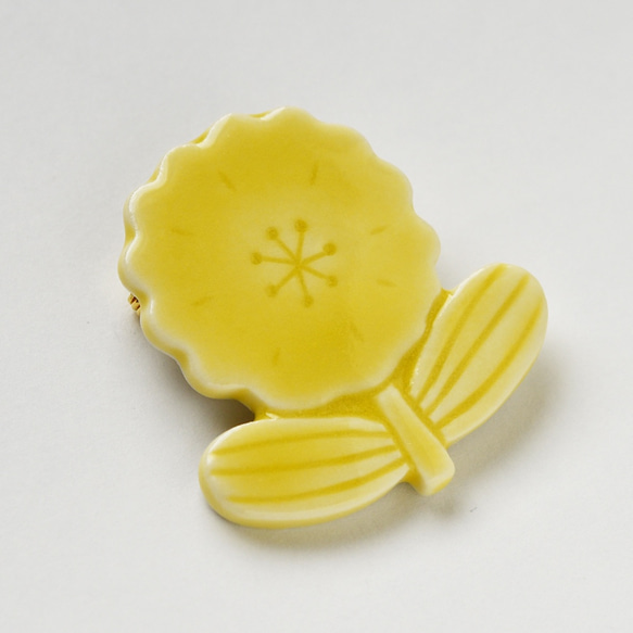 陶製ブローチ 黄色いお花 4枚目の画像