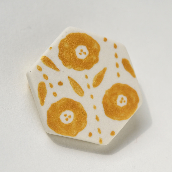 陶製ブローチ 六角形・金彩（白） 6枚目の画像