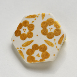 陶製ブローチ 六角形・金彩（白） 1枚目の画像