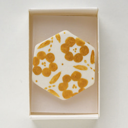 陶製ブローチ 六角形・金彩（白） 3枚目の画像