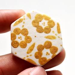 陶製ブローチ 六角形・金彩（白） 4枚目の画像