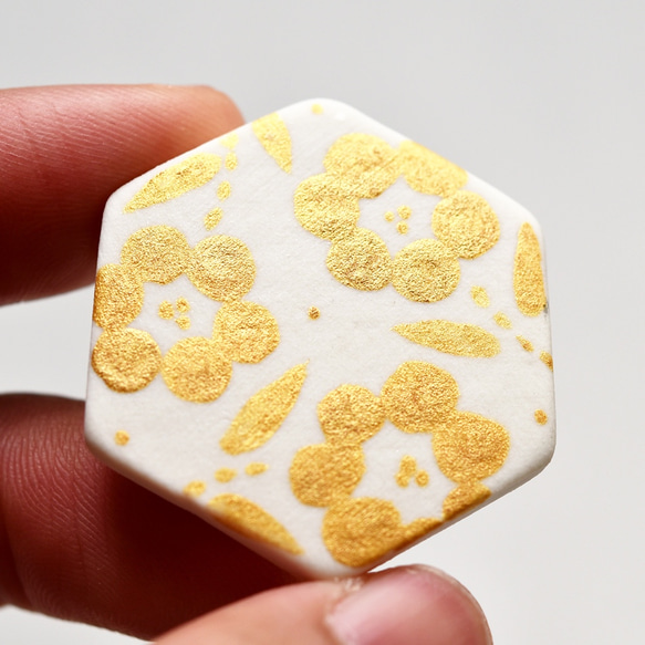 陶製ブローチ 六角形・金彩（白） 5枚目の画像