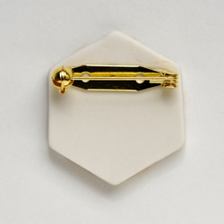 陶製ブローチ 六角形・金彩（白） 6枚目の画像