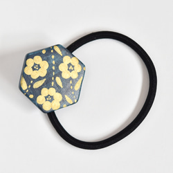 陶製ヘアゴム 六角形・金彩・花柄 3枚目の画像