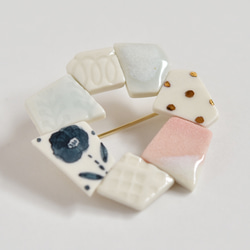 サークル型 陶製ブローチ 白×ピンク 4枚目の画像