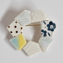 サークル型 陶製ブローチ 白×イエロー＆ブルー 1枚目の画像