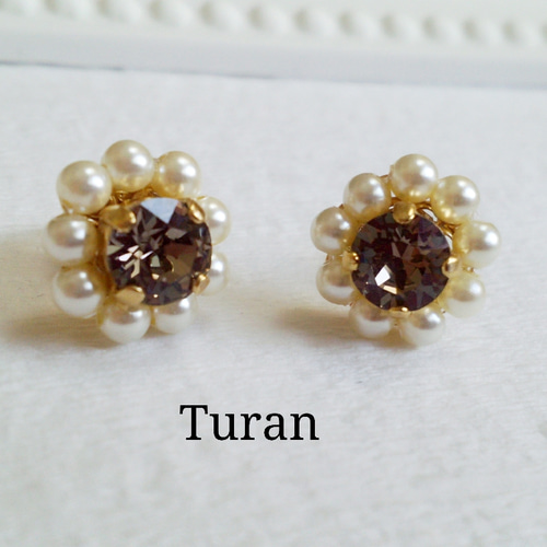 フラワービジューピアス＊グレージュ＊ ピアス（その他） turan 通販 
