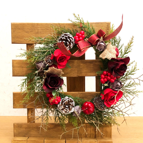 クリスマスを彩るハーフリースbrown×red りんご・松ぼっくり・レッド・赤・ゴールド・金・リース (47R27