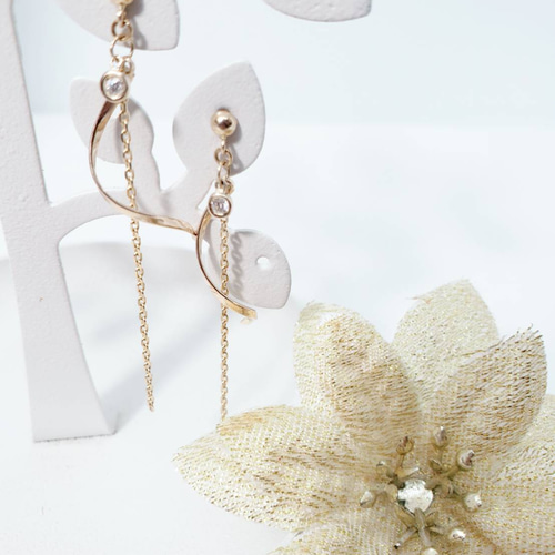 K10 ダイヤモンドウェーブデザインピアス」 (日本製) anq.】K10 ペア