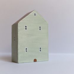 手繪小房子｜兔兔打哈欠 |  咖啡色屋頂綠房子 第4張的照片