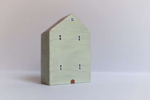 手繪小房子｜兔兔打哈欠 |  咖啡色屋頂綠房子 第4張的照片