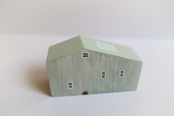 手繪小房子｜家有兔兔｜綠房子薄荷綠屋頂｜藍天照映窗戶 第5張的照片