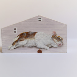 手繪小房子｜家有兔兔｜紫房子米白色屋頂｜藍天照映窗戶 第3張的照片