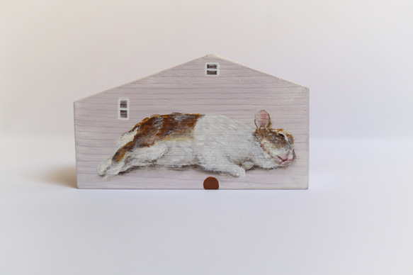 手繪小房子｜家有兔兔｜紫房子米白色屋頂｜藍天照映窗戶 第3張的照片