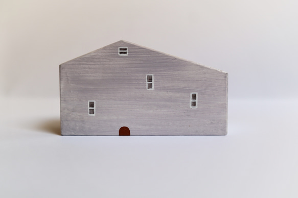 手繪小房子｜家有兔兔｜紫房子米白色屋頂｜藍天照映窗戶 第4張的照片