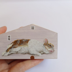 手繪小房子｜家有兔兔｜紫房子米白色屋頂｜藍天照映窗戶 第6張的照片