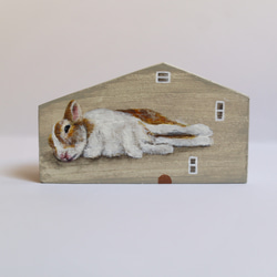 手繪小房子｜家有兔兔｜卡其色房子米白色屋頂｜藍天照映窗戶 第5張的照片