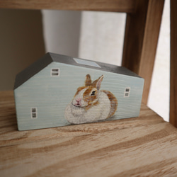 手繪小房子｜家有兔兔｜粉藍房子灰藍色屋頂｜藍天照映窗戶 第1張的照片