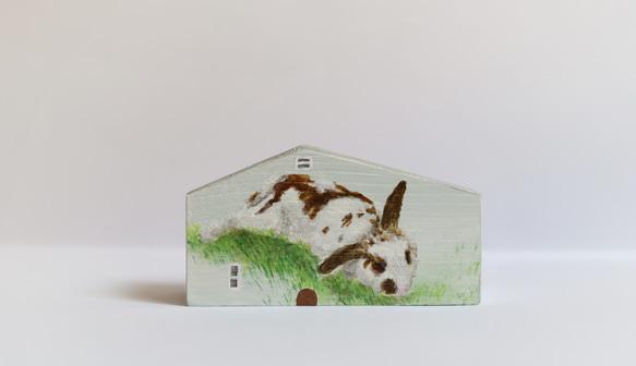 手繪小房子｜家有兔兔｜粉藍房子灰色屋頂｜藍天照映窗戶 第2張的照片