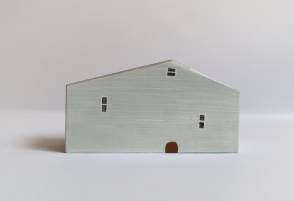 手繪小房子｜家有兔兔｜粉藍房子灰色屋頂｜藍天照映窗戶 第6張的照片