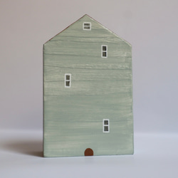 手繪小房子｜家有兔兔｜淡綠房子咖啡色屋頂｜藍天照映窗戶 第3張的照片