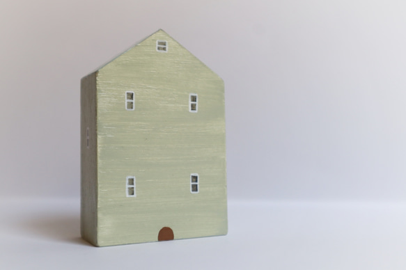 手繪小房子｜家有兔兔｜淡綠房子灰粉綠色屋頂｜藍天照映窗戶 第3張的照片